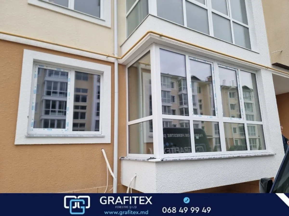 Bloc de balcon din PVC VEKA cu geam termopan, instalat de Grafitex