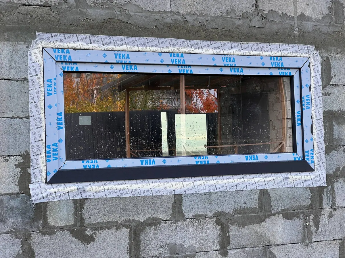 Geam termopan orizontal în profil VEKA montat în perete din beton