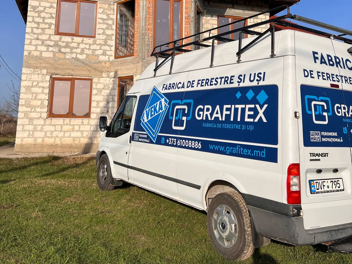 Livrare ferestre PVC VEKA la o casă din piatră aflată în construcție