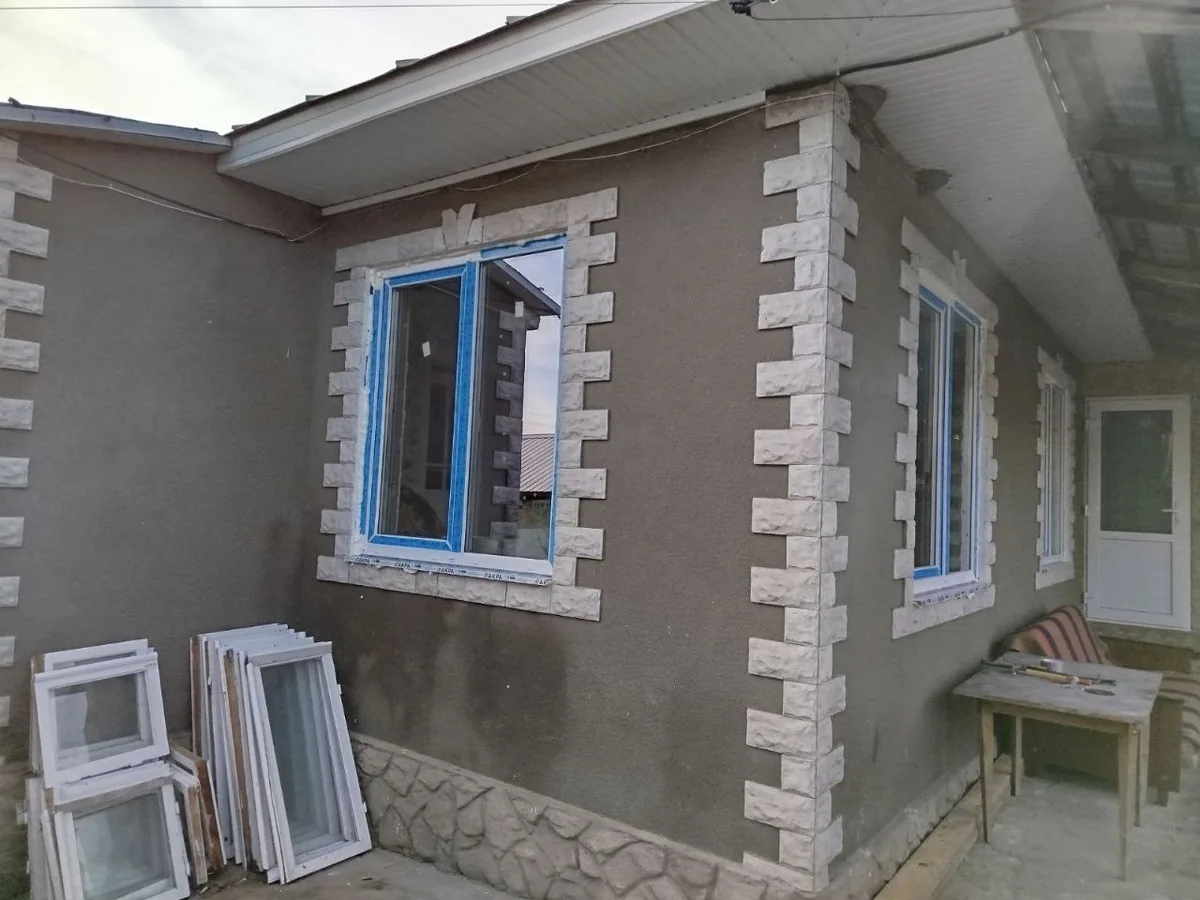 Montaj fereastră termopan albă cu două foi, cu rame vechi scoase la exterior