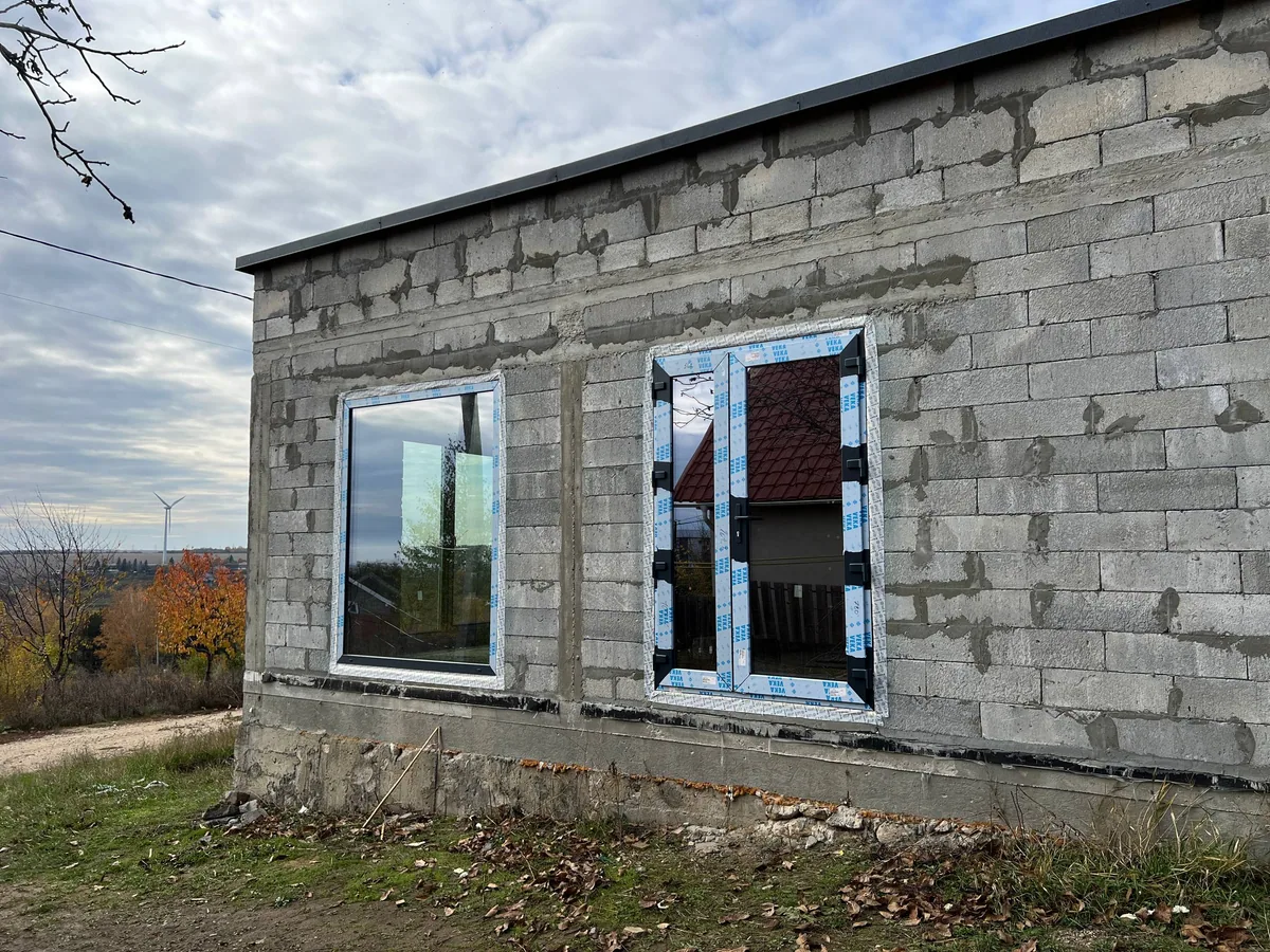 Ferestre termopan în profil închis montate pe casă din blocuri de beton