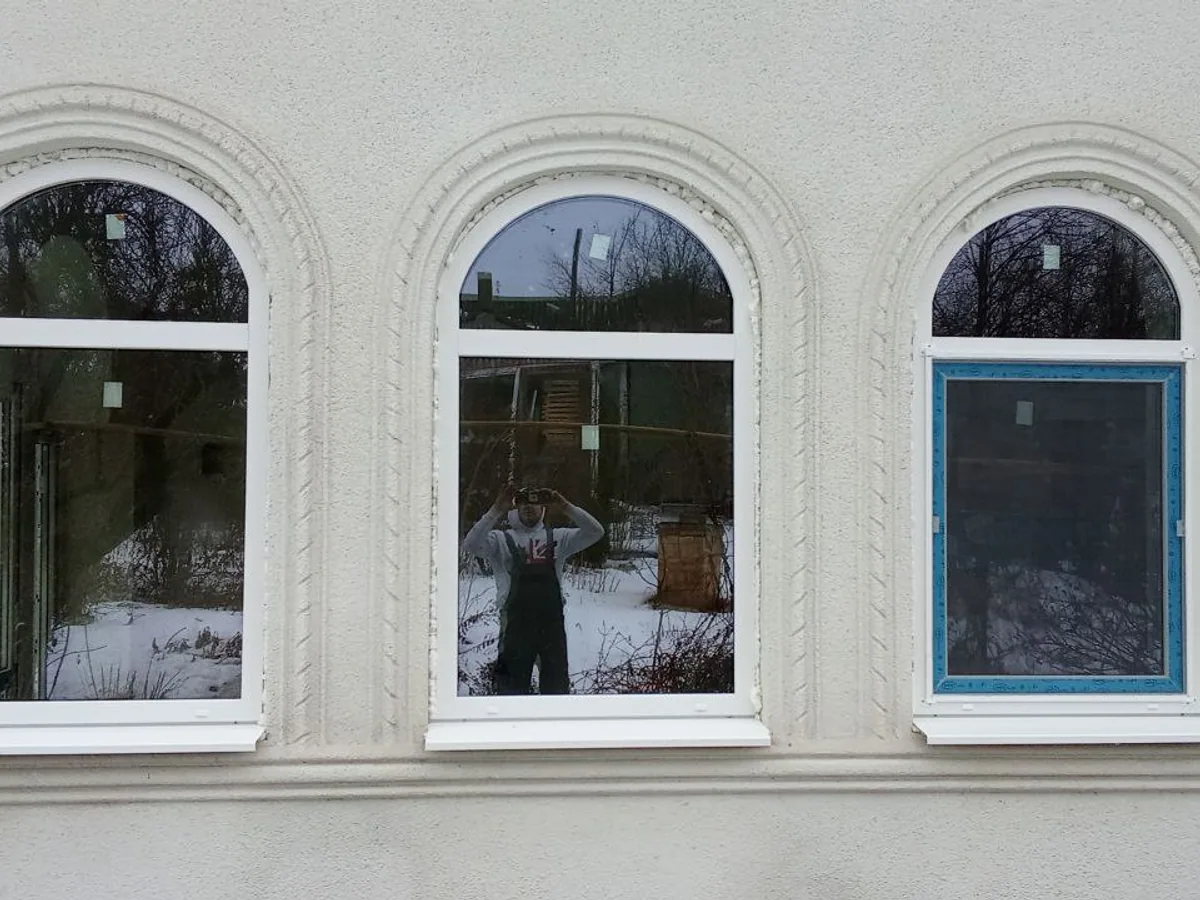 Ferestre termopan arcuite montate pe perete cu tencuială decorativă