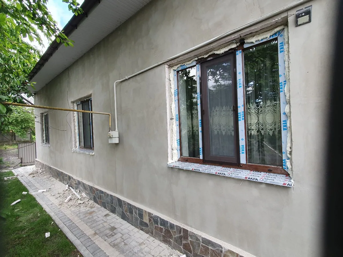Ferestre termopan laminat stejar în profil VEKA, montate pe casă cu tencuială gri