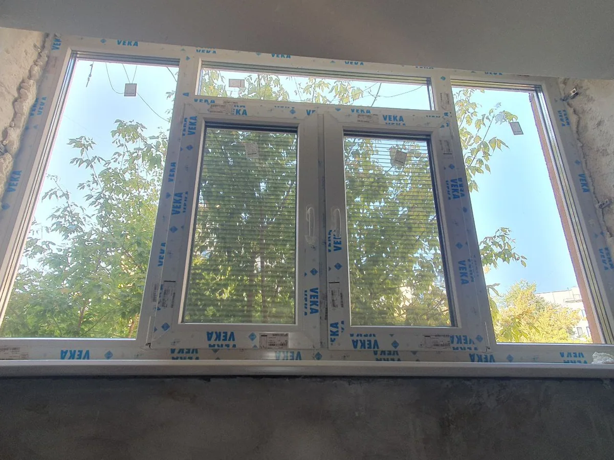 Grup de ferestre PVC VEKA cu luminator, vedere din interior în timpul montajului