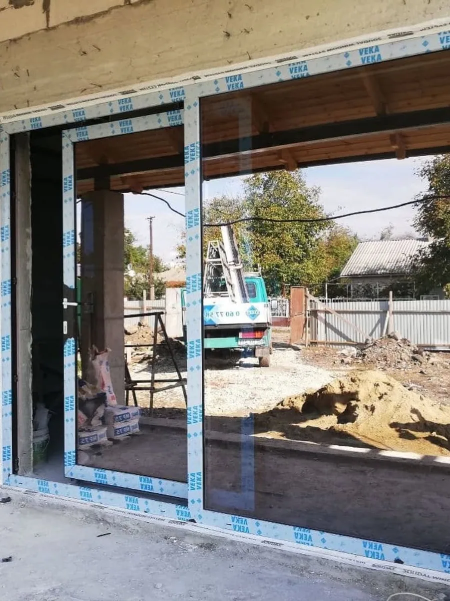 Sistem glisant din PVC VEKA, instalat de Grafitex