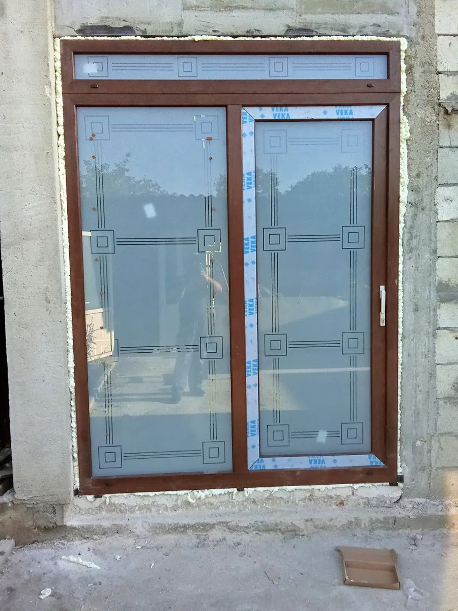 Ușă glisantă PVC VEKA — lucrare Grafitex