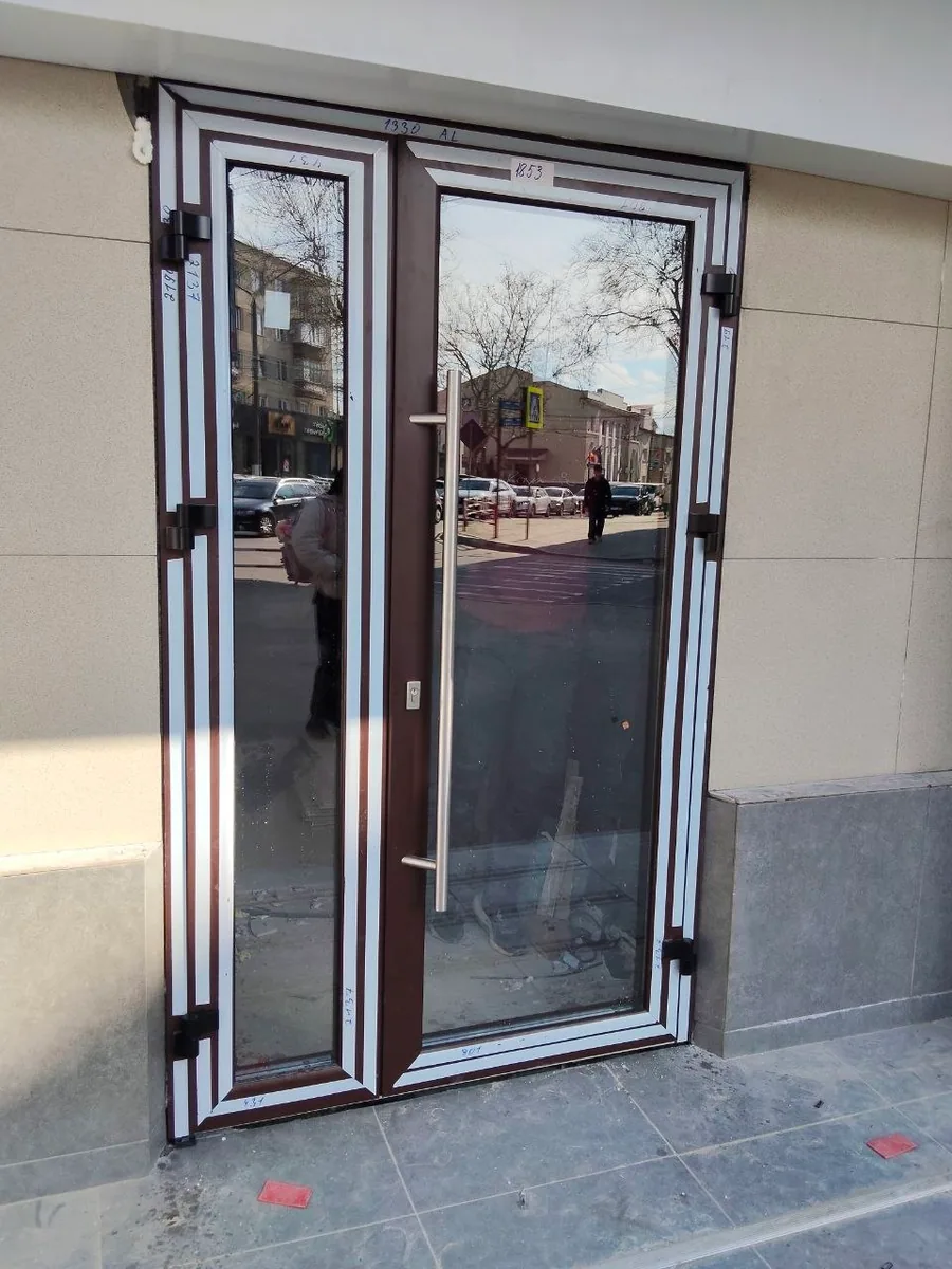 Exemplu de ușă din aluminiu — montaj Grafitex Moldova