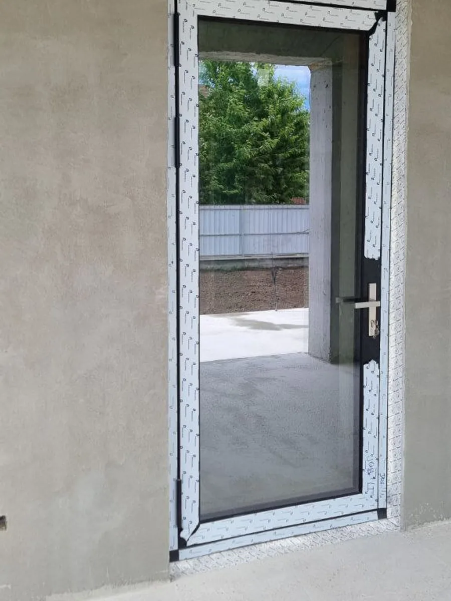 Ușă din aluminiu, lucrare Grafitex