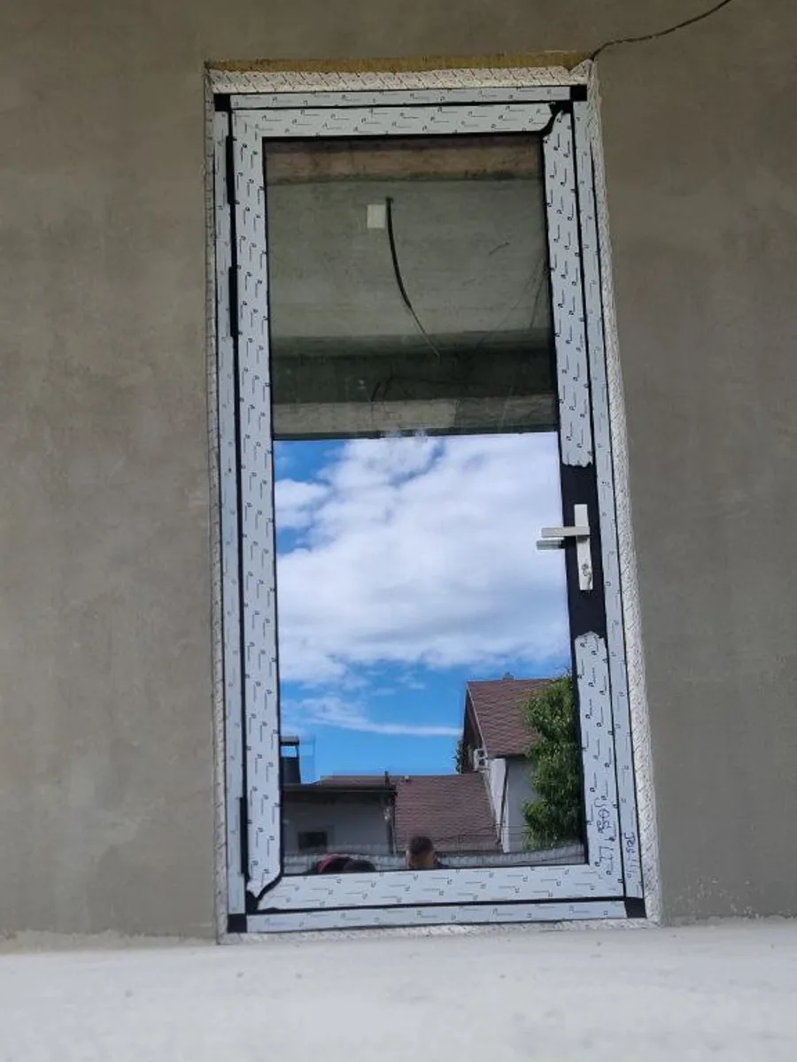 Ușă termopan din aluminiu — lucrare Grafitex