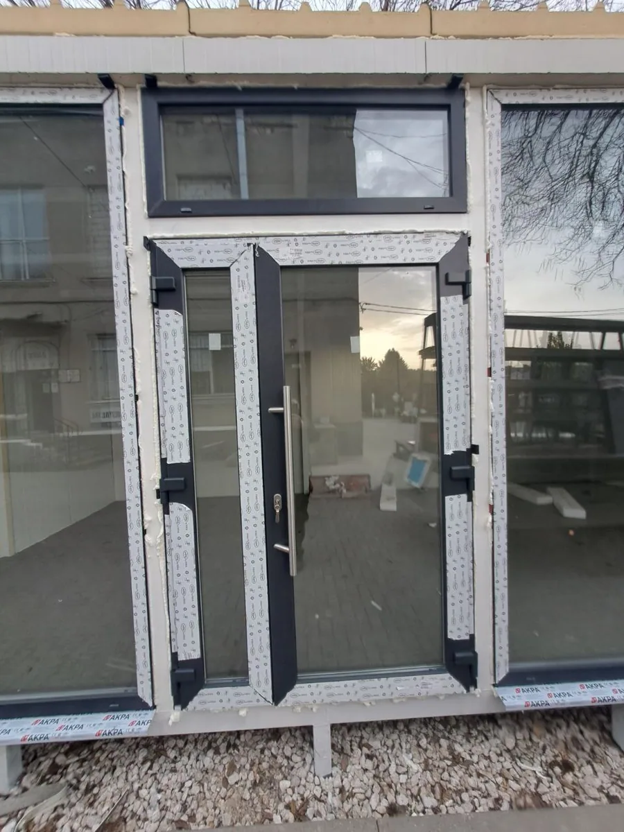 Ușă din aluminiu — exemplu de montaj Grafitex