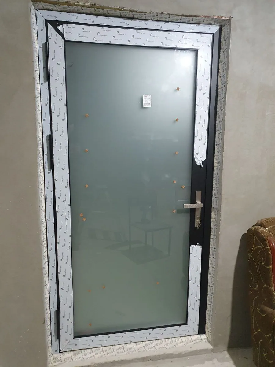 Ușă de intrare din aluminiu, instalată de Grafitex
