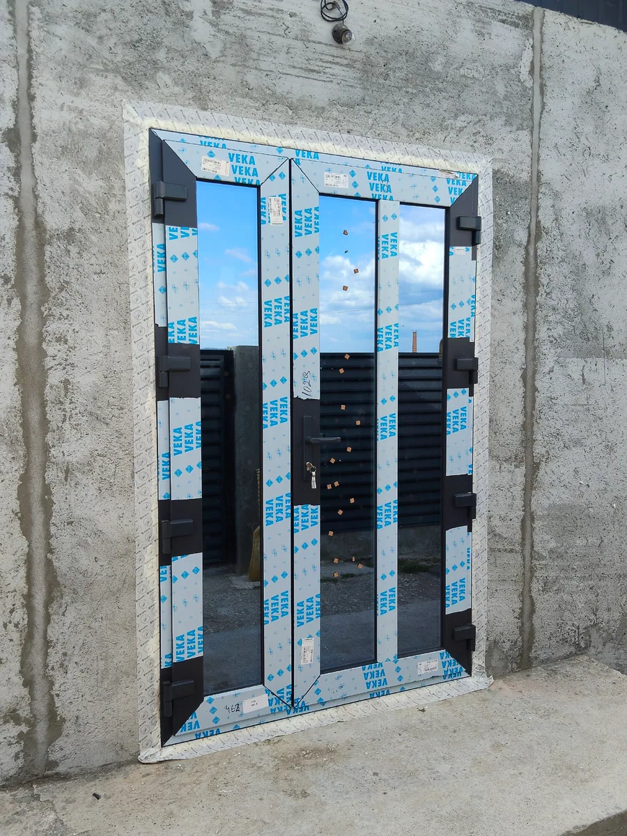 Detaliu feronerie pe ușă dublă PVC antracit cu profil VEKA, la montaj