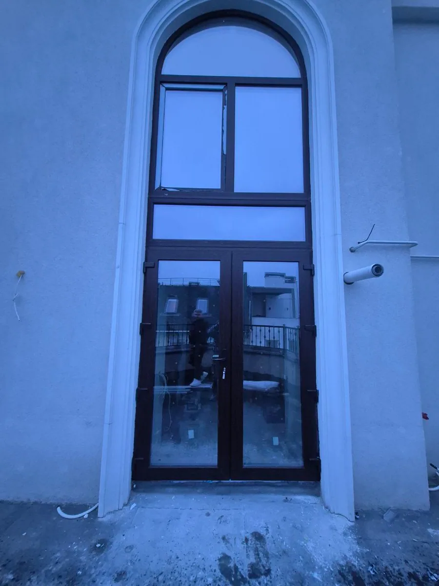 Ansamblu uși și ferestre PVC maro închis cu arcadă și vitraj la balcon