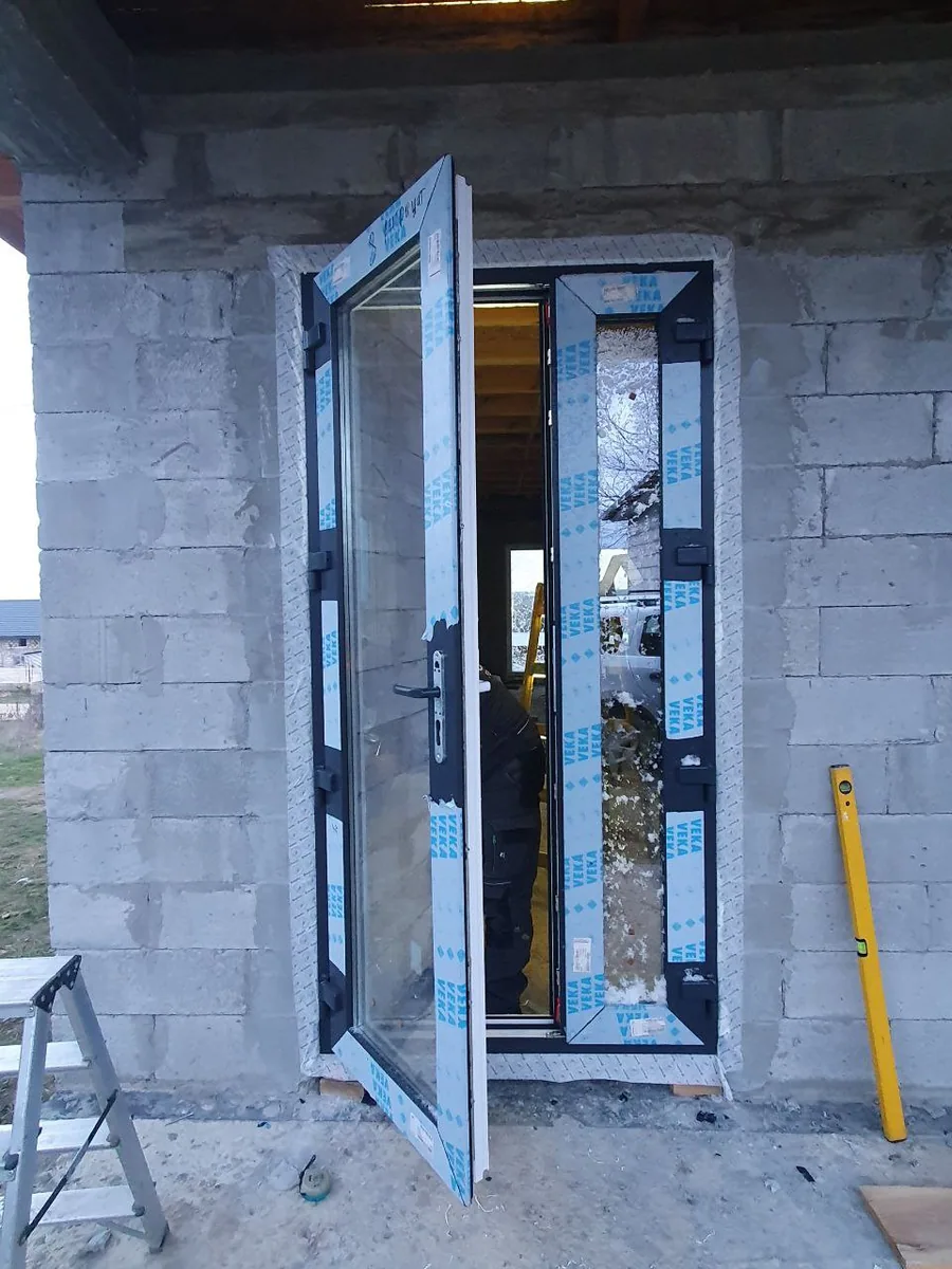 Montaj ușă PVC antracit VEKA cu canat deschis, în zid de blocuri