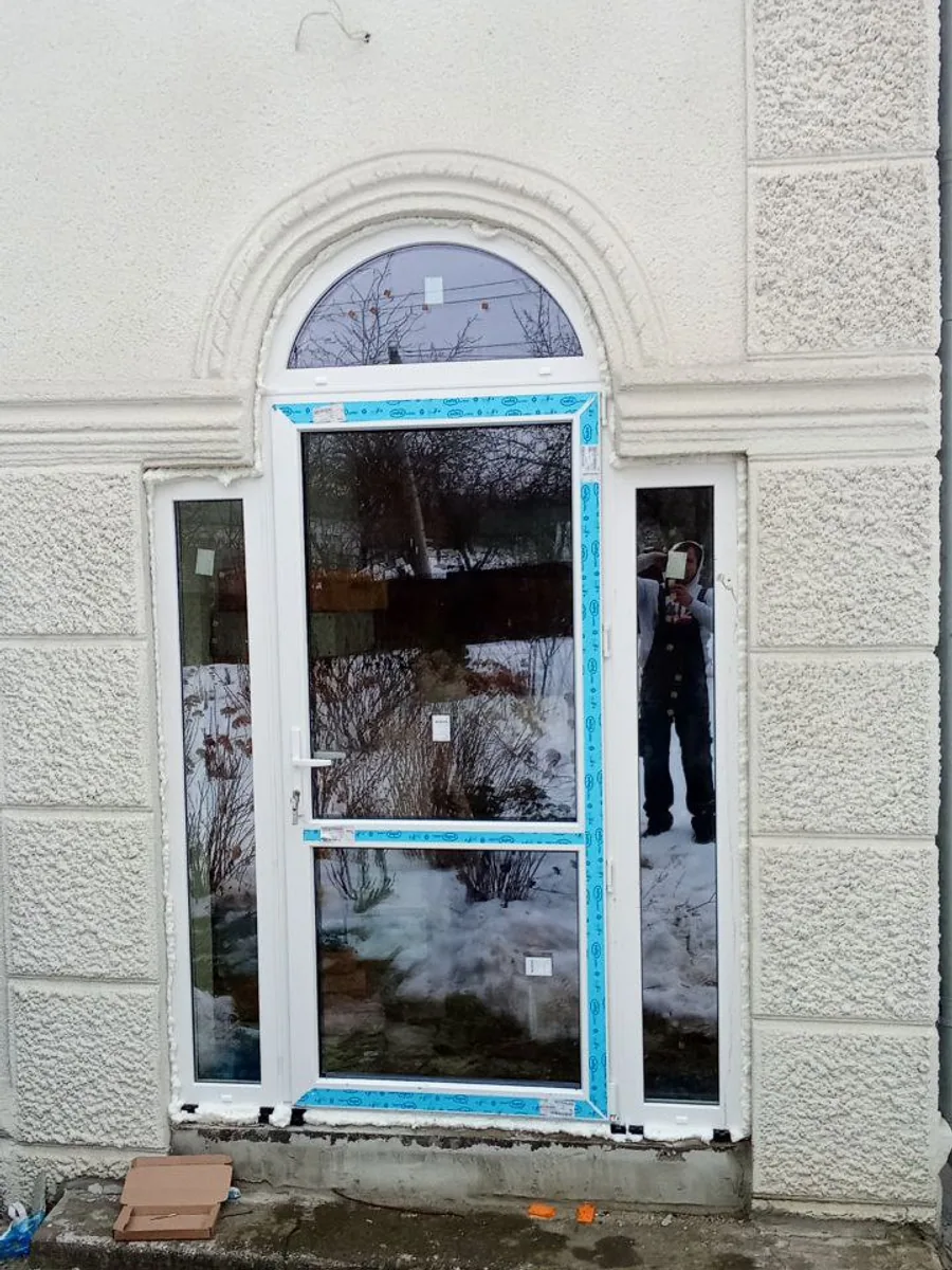 Ușă de intrare PVC albă cu boltă semicirculară și panouri laterale vitrate