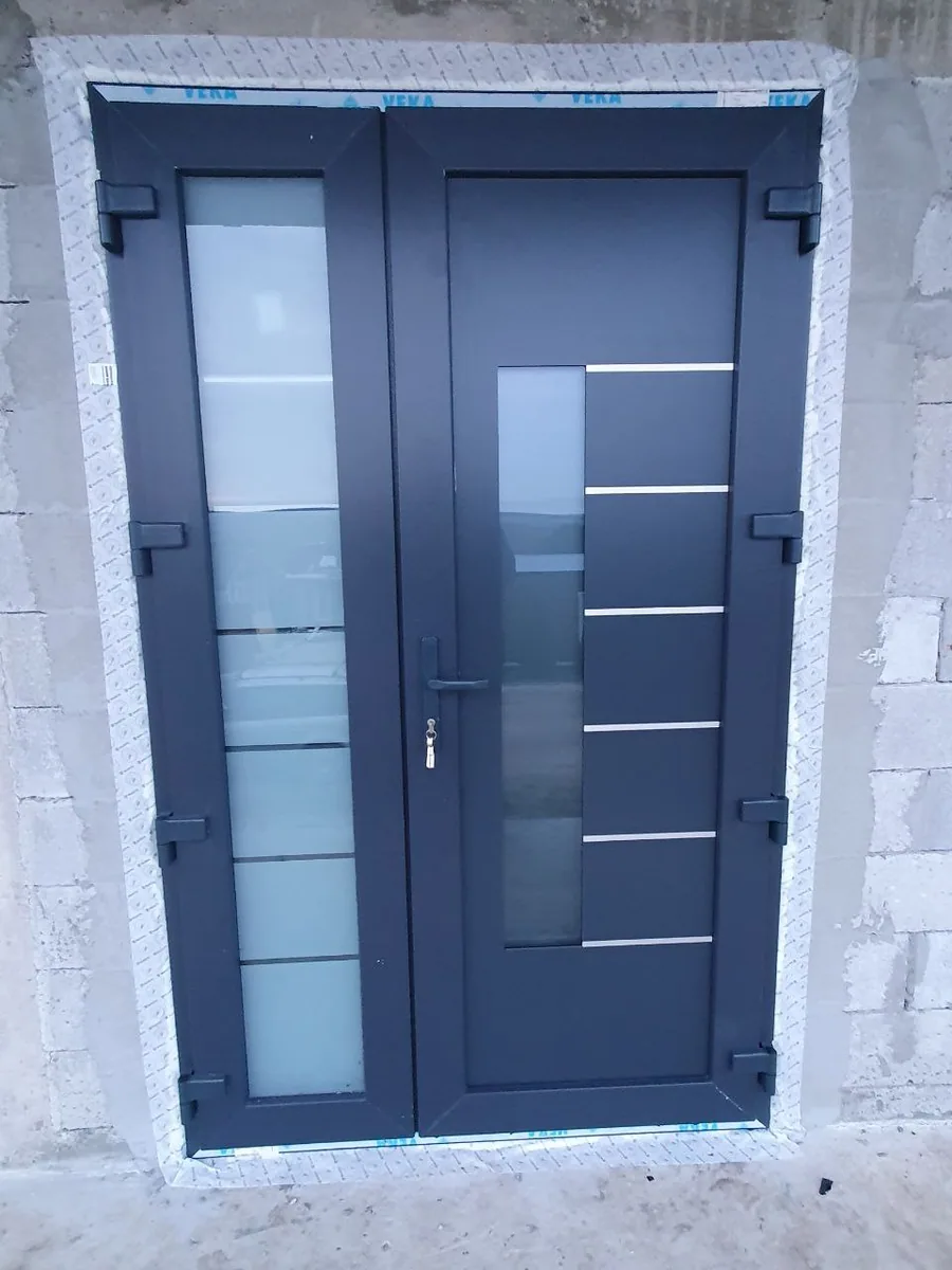 Ușă dublă PVC antracit cu geam mat decorativ și panou lateral