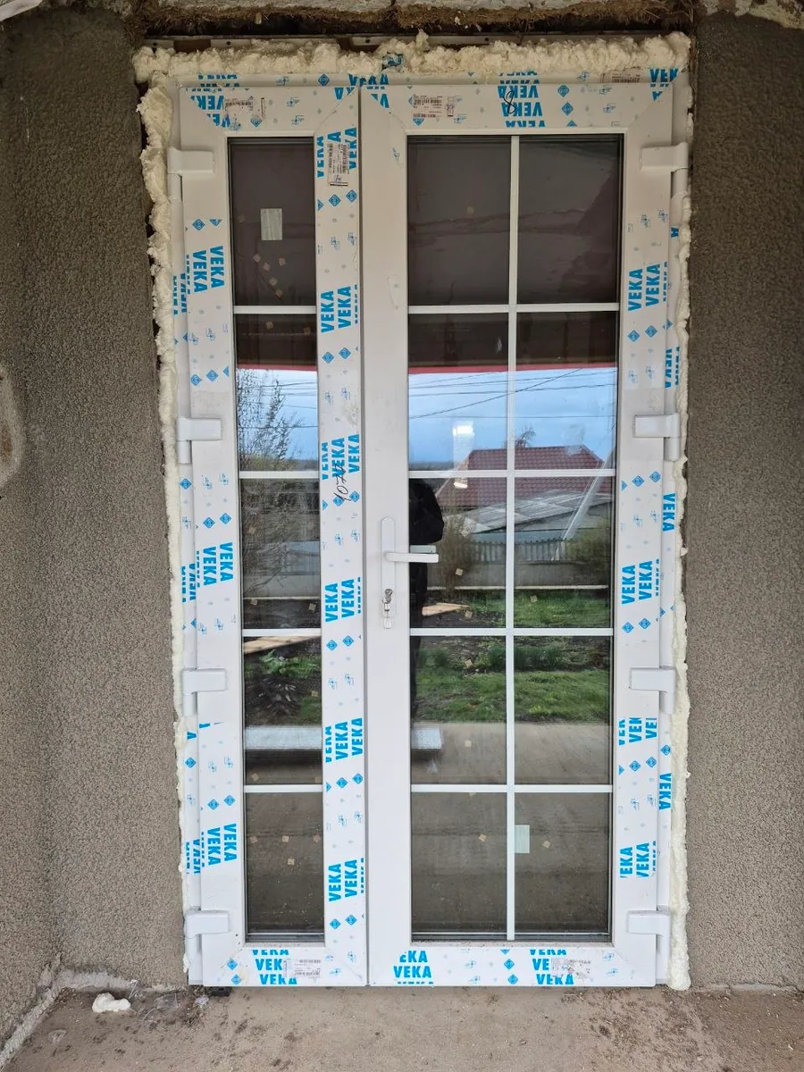 Ușă dublă albă din PVC cu geam termopan și grilaj decorativ