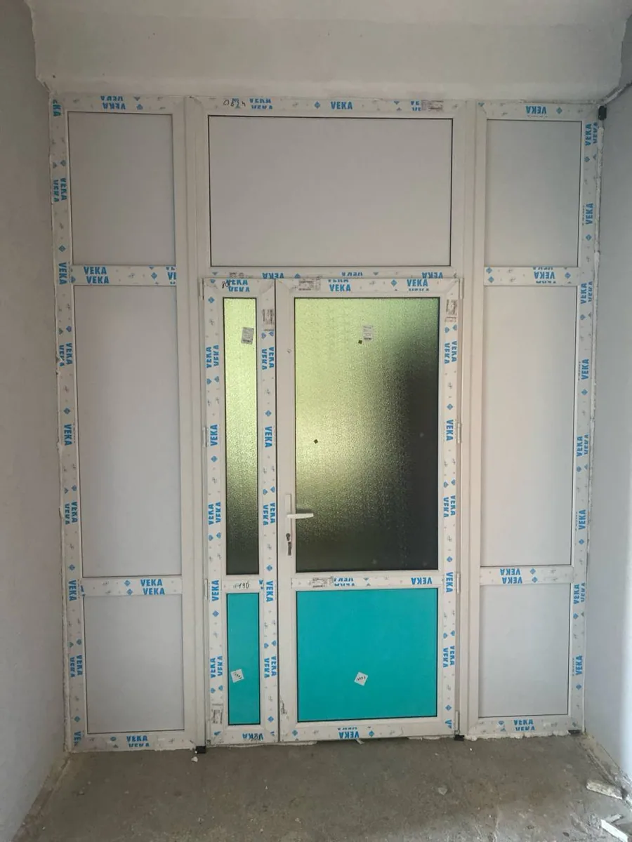 Grup de intrare PVC alb cu geam decorativ și panou sandwich turcoaz
