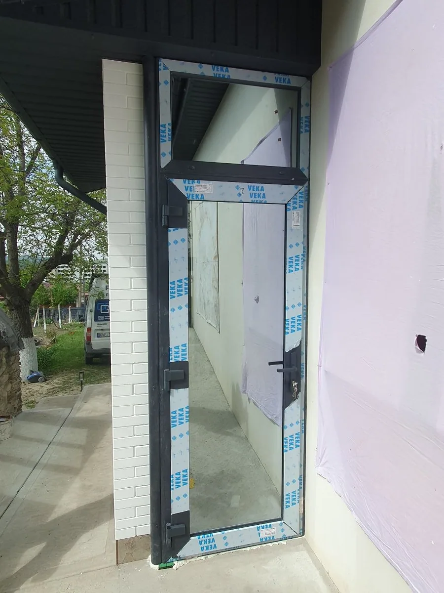 Ușă de intrare PVC antracit cu canat vitrat și supralumină