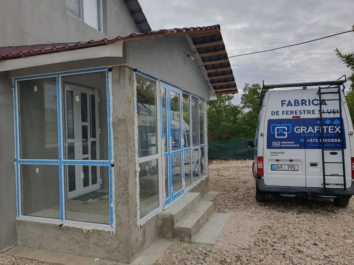 Vitraj logie PVC VEKA, instalat de Grafitex